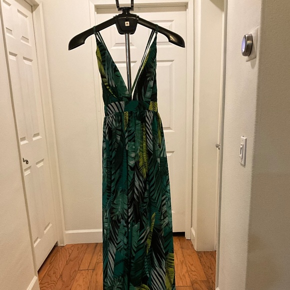 Dresses & Skirts - Tropical print crisscross back split thigh, Cami dress size small never worn